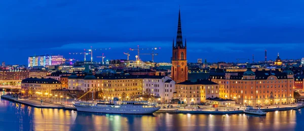 Gün batımı panoramik Stockholm eski şehir Gamla Stan ve RID üzerine