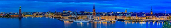 Vista panorámica del atardecer sobre el casco antiguo de Estocolmo Gamla Stan y Rid —  Fotos de Stock
