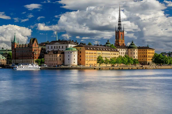Görünümde Stockholm eski şehir Gamla Stan ve Riddarholmen Kilisesi 