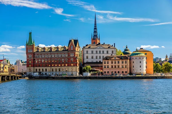 Görünümde Stockholm eski şehir Gamla Stan ve Riddarholmen Kilisesi 
