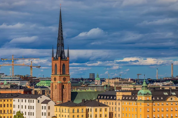 Vista al casco antiguo de Estocolmo Gamla Stan y la iglesia Riddarholmen — Foto de Stock