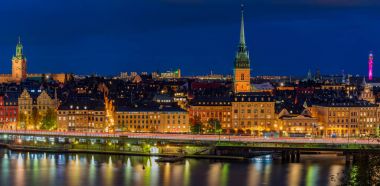 Gün batımı panoramik Stockholm eski şehir Gamla Stan ve RID üzerine