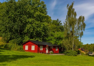 Stockholm İsveç ağaçlarda çevrili geleneksel eski ev