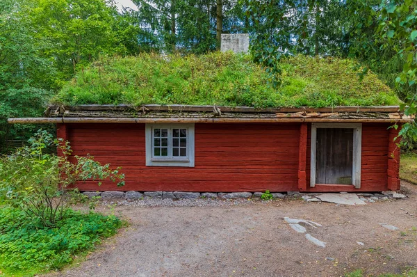 Skansen Stockholm İsveçli çim çatı ile geleneksel eski ev — Stok fotoğraf