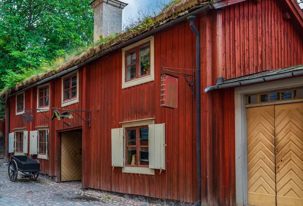 Tradiční starý dům se střechou trávy v Švéd Stockholm Skansen — Stock fotografie