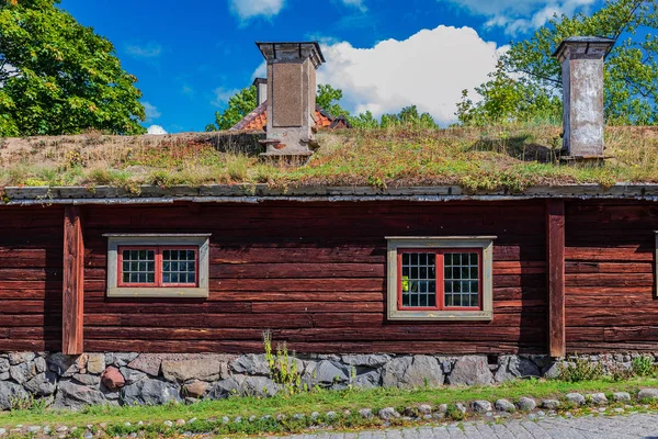 Tradiční starý dům se střechou trávy v Švéd Stockholm Skansen — Stock fotografie
