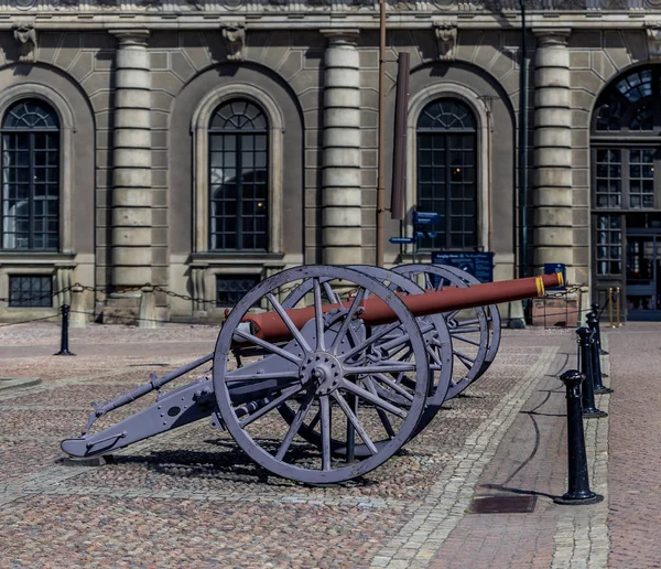 Старі гармати за межами Королівському Палаці в Стокгольмі, Швеція — стокове фото
