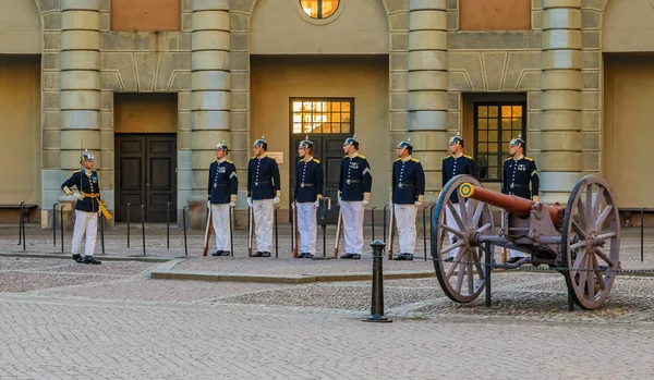 Cambio delle guardie fuori dal Palazzo Reale di Stoccolma Swe — Foto Stock