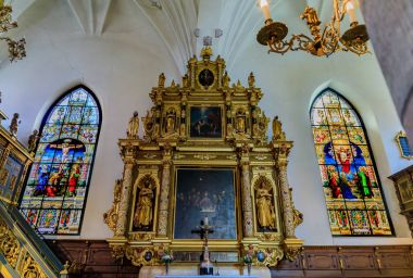 Vitray pencereler ve Stoc Alman Kilisesi altar