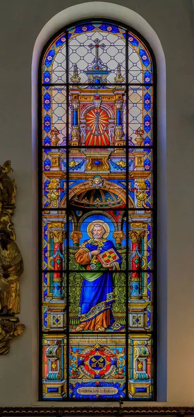 Jendela kaca patri dan interior Gereja Jerman di Stockh — Stok Foto