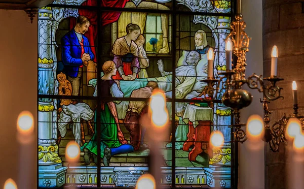 Kirchenfenster und Innenraum der deutschen Kirche auf Lager — Stockfoto