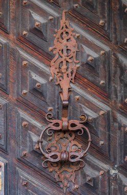 Stokholm İsveç'te eski bir kapı üzerinde süslü tokmağı