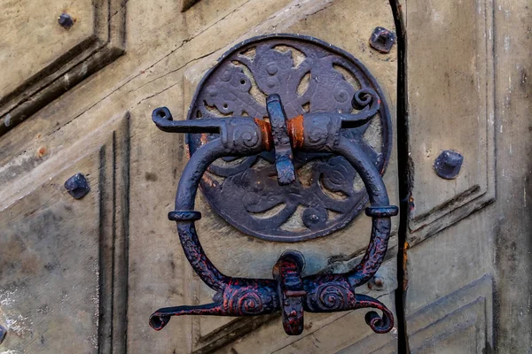 Bronze knocker on the church door at Riddarholmen Church in Stoc — Stock Photo, Image