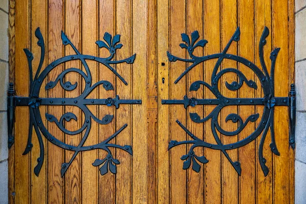 Kwiecisty Stare drzwi boczne w Oscarskyrkan lub Oscar's Church w Stockh — Zdjęcie stockowe