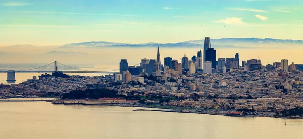 Panorama San Francisco skyline s Bay Bridge v pozadí — Stock fotografie