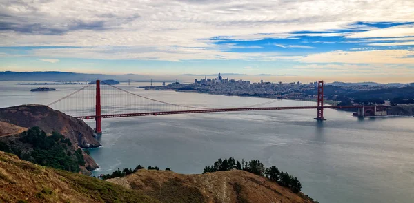 Panorama of the Golden Gate bridge with San Francisco skyline in — Stock Photo, Image