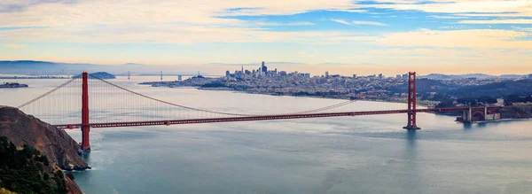 Panorama of the Golden Gate bridge with San Francisco skyline in — Stock Photo, Image