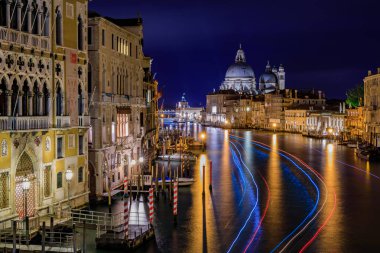 İkonik 17. yüzyıl Santa Maria di Selam Bas gün batımı görünümü