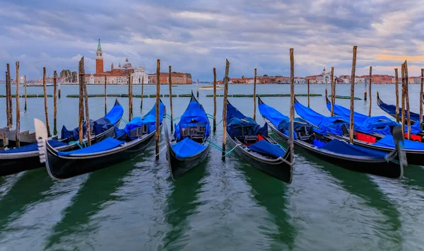 Góndolas a lo largo del Gran Canal en la plaza de San Marco con San Giorgio M — Foto de Stock