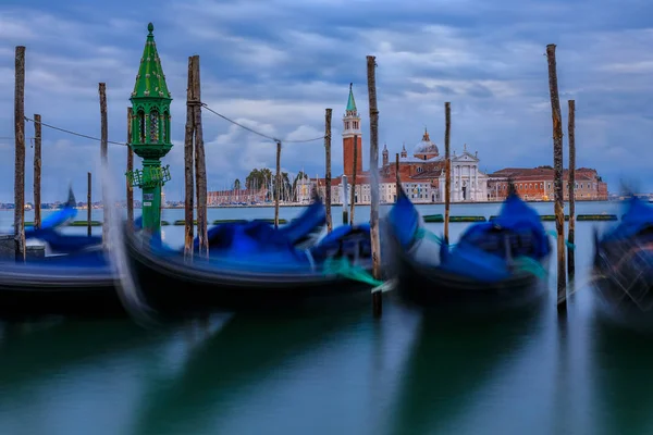 Góndolas a lo largo del Gran Canal en la plaza de San Marco con San Giorgio M — Foto de Stock