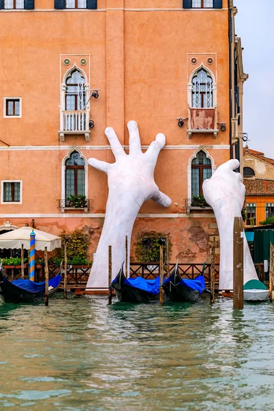 Sculptuur van de handen ter ondersteuning van een gebouw langs het Grand Canal van Venic — Stockfoto