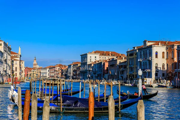 Fachada del edificio de arquitectura gótica veneciana a lo largo del Gran Can — Foto de Stock