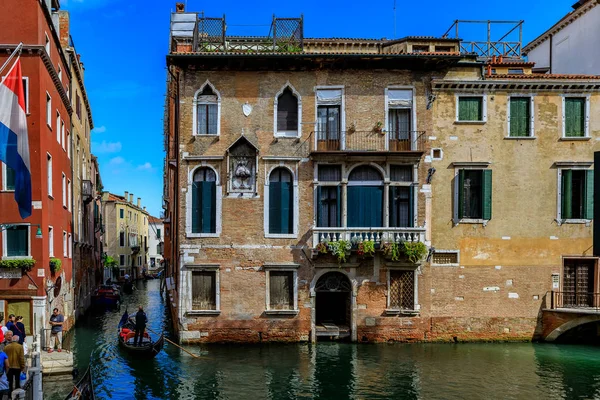 Gondole passant le long des bâtiments dans un canal à Venise Italie — Photo