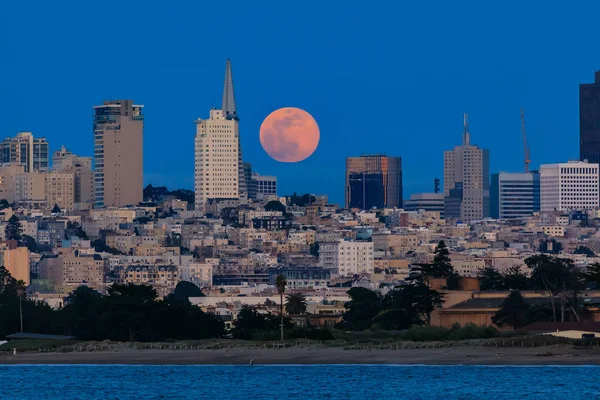 旧金山市中心地标的粉红色月亮全景从美国加利福尼亚州旧金山滨海区观看 — 图库照片