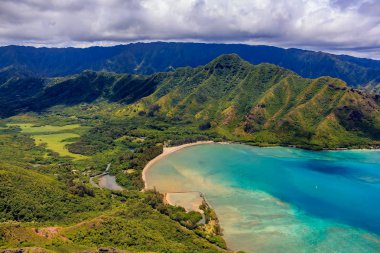 Havadan görünümü Oahu kıyı şeridi ve Honolulu Hawaii dağlar