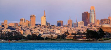 Panoraması Downtown San Francisco alacakaranlıkta Marin görüntülendi