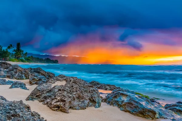 Skyarna Brand Solnedgången Med Regn Bakgrunden North Shore Oahu Hawaii — Stockfoto