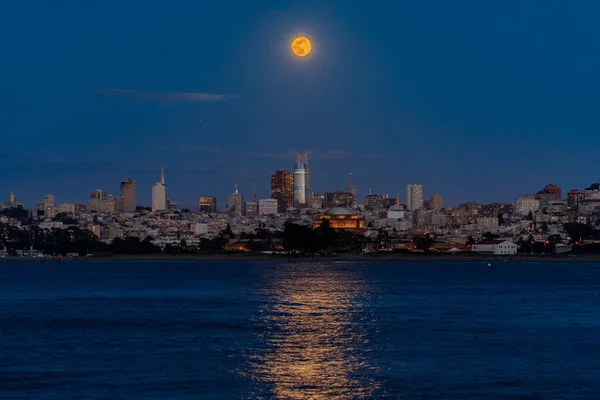 Ayın yükselişine Downtown San Francisco yukarıda Panoraması Ma görüntülendi — Stok fotoğraf