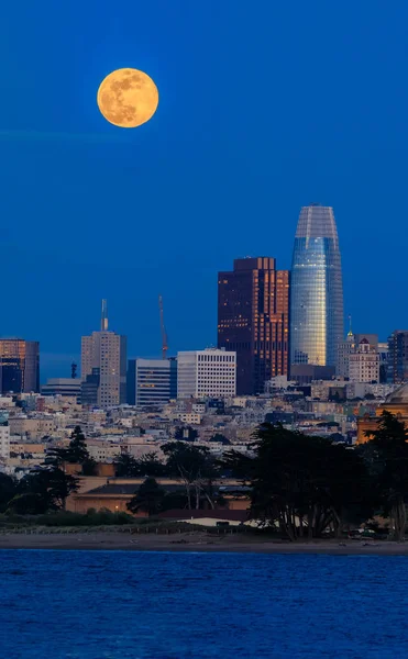 Moonrise above San Francisco Downtown viewed from Marina Distric — Stock Photo, Image