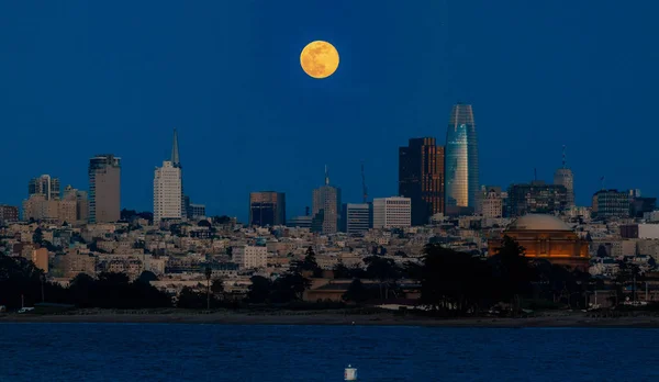 Panorama of moonrise above San Francisco Downtown viewed from Ma — Stock Photo, Image