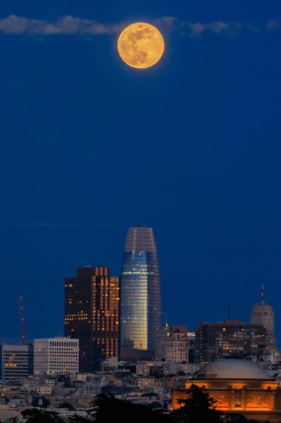 Moonrise above San Francisco Downtown viewed from Marina Distric — Stock Photo, Image
