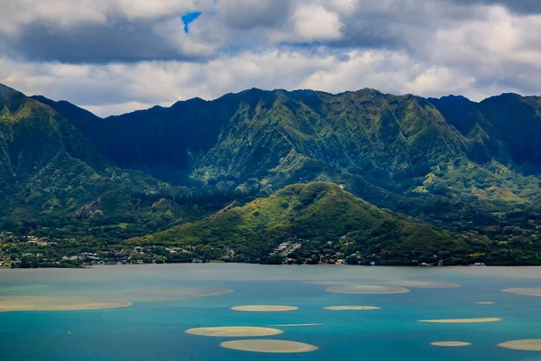 Flygfoto Honolulu kusten i Hawaii från en helikopter — Stockfoto