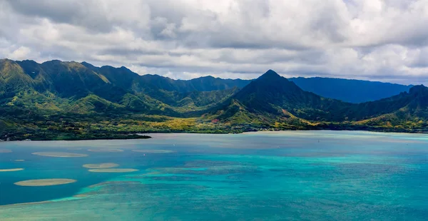 Flygfoto Honolulu kusten i Hawaii från en helikopter — Stockfoto
