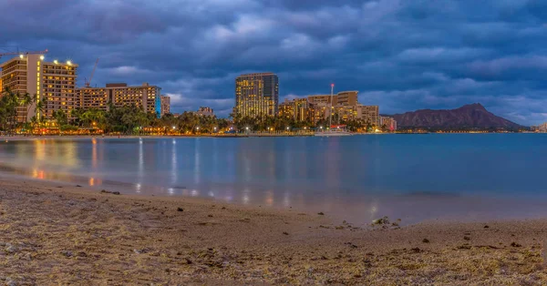 Waikiki beach och Diamond Head i Honolulu på Hawaii i solnedgången — Stockfoto