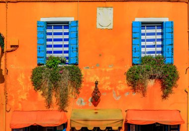 Güzel ve renkli evler Burano Adası yakınlarında Venedik Ita