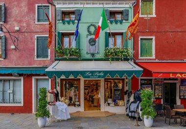 Güzel ve renkli evler Burano Adası yakınlarında Venedik Ita