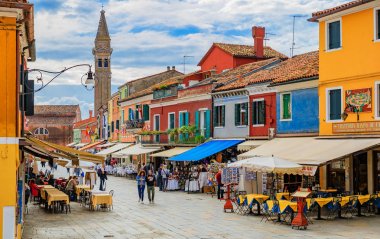 Güzel ve renkli evler Burano Isl ana cadde üzerinde