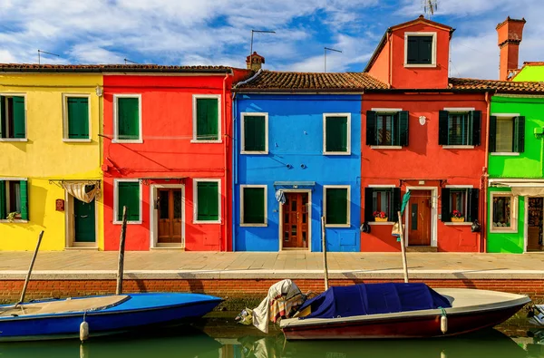 Pittoresco canale e case colorate nell'isola di Burano vicino a Veni — Foto Stock