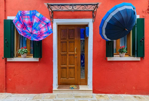 Schilderachtige en kleurrijke huizen in Burano eiland in de buurt van Venetië Ita — Stockfoto