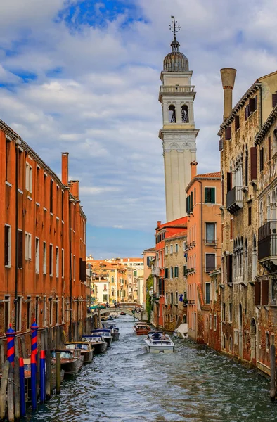 Façades d'un vieux bâtiment typique le long du Grand Canal de Venise I — Photo