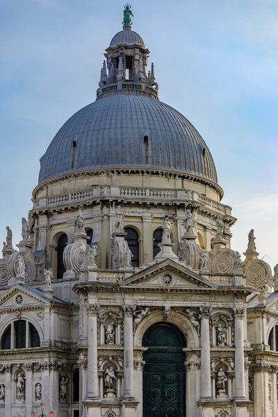 Weergave van de 17e-eeuwse Santa Maria di Salute Basilica op Grand — Stockfoto