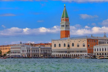Venedik İtalya'nın Doge Sarayı ve St Mark's Campanile 