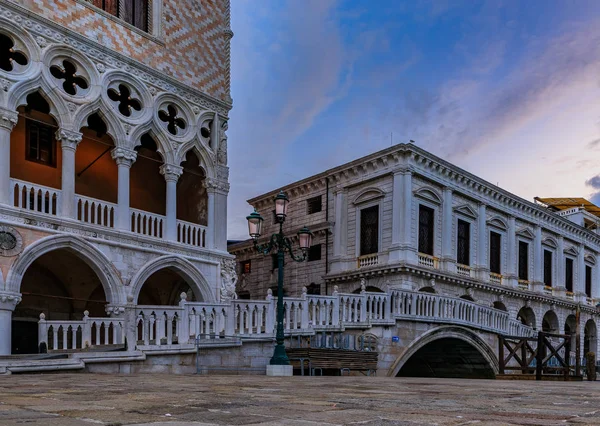 Dogenpaleis bij San Marcoplein in Venetië Italië bij zonsopgang — Stockfoto