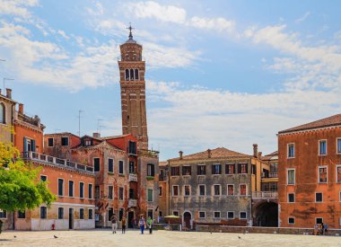 Venice, İtalya - 23 Eylül 2017: Eski bir kare bir tipik eski binaların cepheler yaslanmış çan kulesi arka planda Chiesa di Santo Stefano Kilisesi