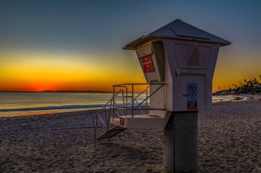 Laguna Sahili 'nde gün batımı, California' da ünlü turizm merkezi, Usa 'da ön planda cankurtaran istasyonu olan bir yer.