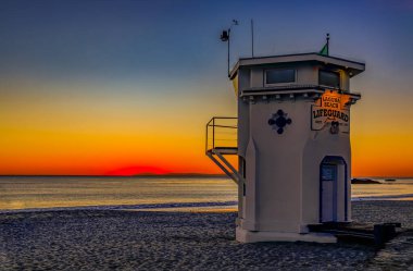 Laguna Sahili 'nde gün batımı, California' da ünlü turizm merkezi, Usa 'da ön planda cankurtaran istasyonu olan bir yer.
